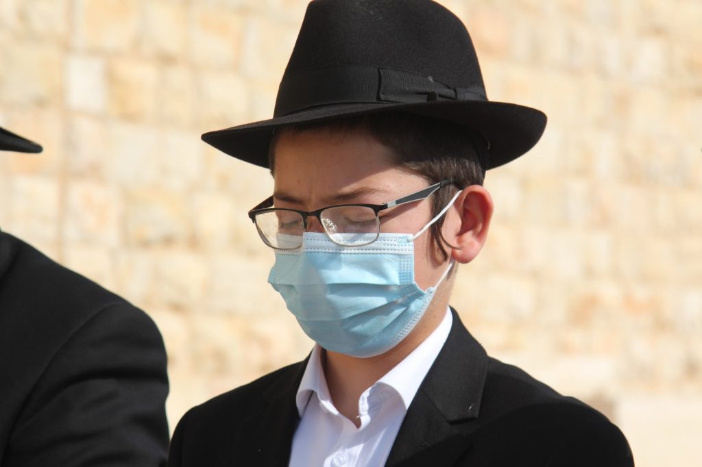 12 שנה אחרי: מוישי עלה לקבר הוריו • צפו 12 שנה אחרי: מוישי עלה לקבר הוריו • צפו