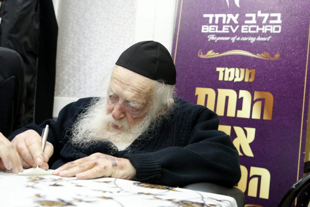 לראשונה מאז החלמתו: הנחת אבן הפינה בבית הגר"ח קניבסקי לראשונה מאז החלמתו: הנחת אבן הפינה בבית הגר"ח קניבסקי