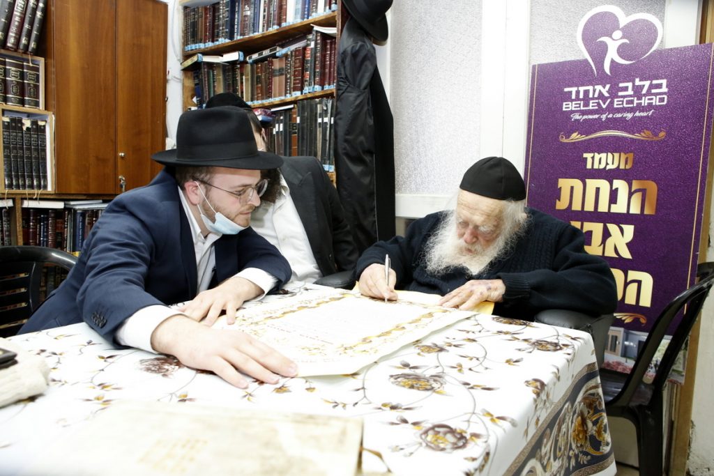 לראשונה מאז החלמתו: הנחת אבן הפינה בבית הגר"ח קניבסקי לראשונה מאז החלמתו: הנחת אבן הפינה בבית הגר"ח קניבסקי