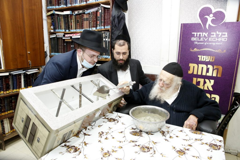 לראשונה מאז החלמתו: הנחת אבן הפינה בבית הגר"ח קניבסקי לראשונה מאז החלמתו: הנחת אבן הפינה בבית הגר"ח קניבסקי
