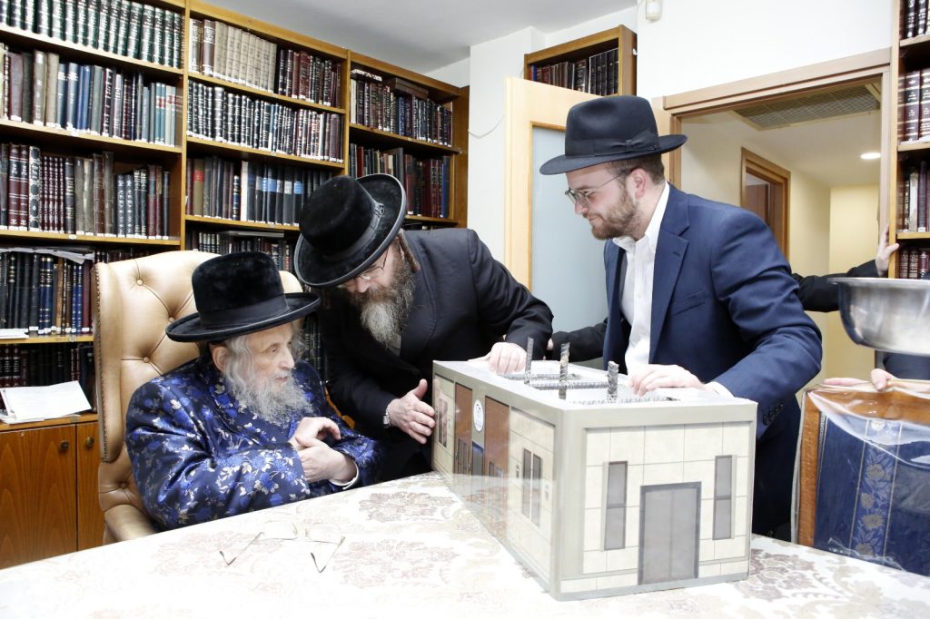 לראשונה מאז החלמתו: הנחת אבן הפינה בבית הגר"ח קניבסקי לראשונה מאז החלמתו: הנחת אבן הפינה בבית הגר"ח קניבסקי