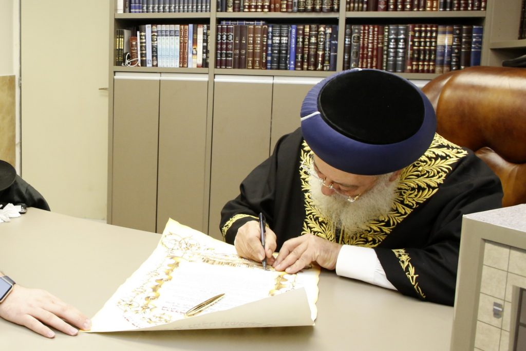 לראשונה מאז החלמתו: הנחת אבן הפינה בבית הגר"ח קניבסקי לראשונה מאז החלמתו: הנחת אבן הפינה בבית הגר"ח קניבסקי