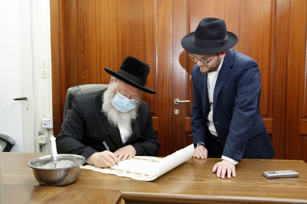 לראשונה מאז החלמתו: הנחת אבן הפינה בבית הגר"ח קניבסקי לראשונה מאז החלמתו: הנחת אבן הפינה בבית הגר"ח קניבסקי