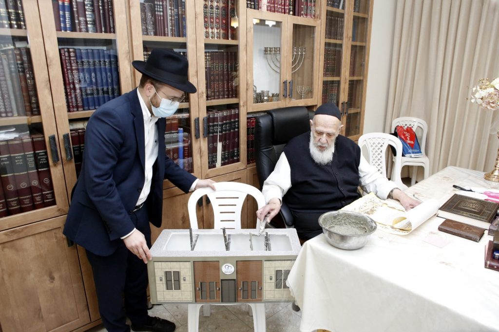 לראשונה מאז החלמתו: הנחת אבן הפינה בבית הגר"ח קניבסקי לראשונה מאז החלמתו: הנחת אבן הפינה בבית הגר"ח קניבסקי