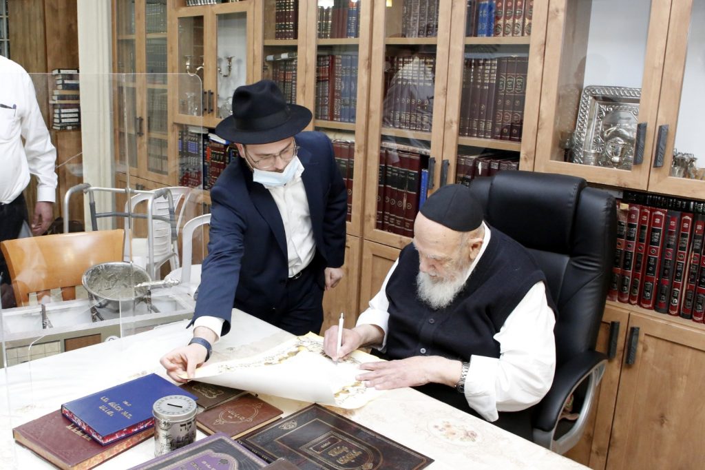 לראשונה מאז החלמתו: הנחת אבן הפינה בבית הגר"ח קניבסקי לראשונה מאז החלמתו: הנחת אבן הפינה בבית הגר"ח קניבסקי