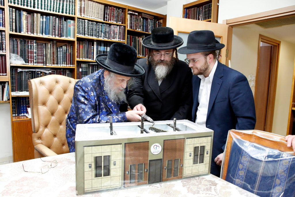 לראשונה מאז החלמתו: הנחת אבן הפינה בבית הגר"ח קניבסקי לראשונה מאז החלמתו: הנחת אבן הפינה בבית הגר"ח קניבסקי
