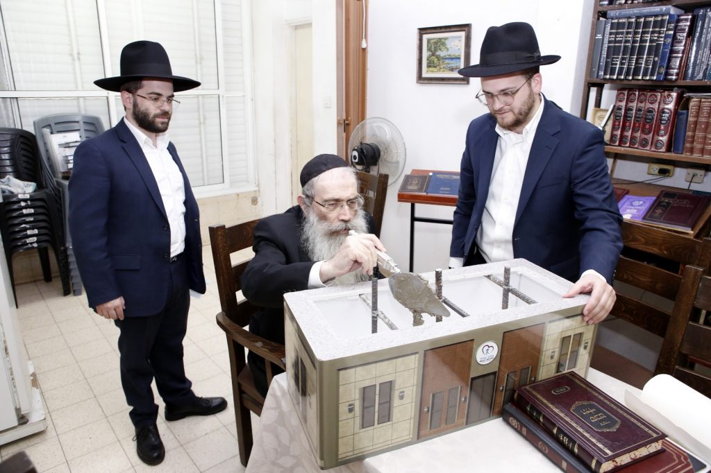 לראשונה מאז החלמתו: הנחת אבן הפינה בבית הגר"ח קניבסקי לראשונה מאז החלמתו: הנחת אבן הפינה בבית הגר"ח קניבסקי