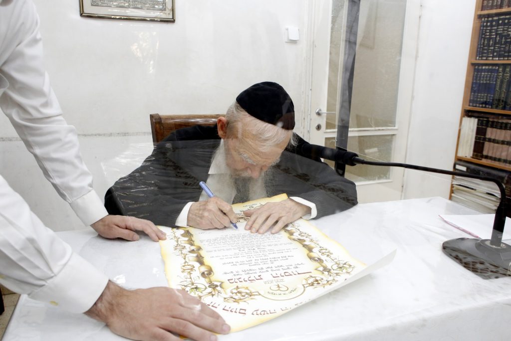 לראשונה מאז החלמתו: הנחת אבן הפינה בבית הגר"ח קניבסקי לראשונה מאז החלמתו: הנחת אבן הפינה בבית הגר"ח קניבסקי