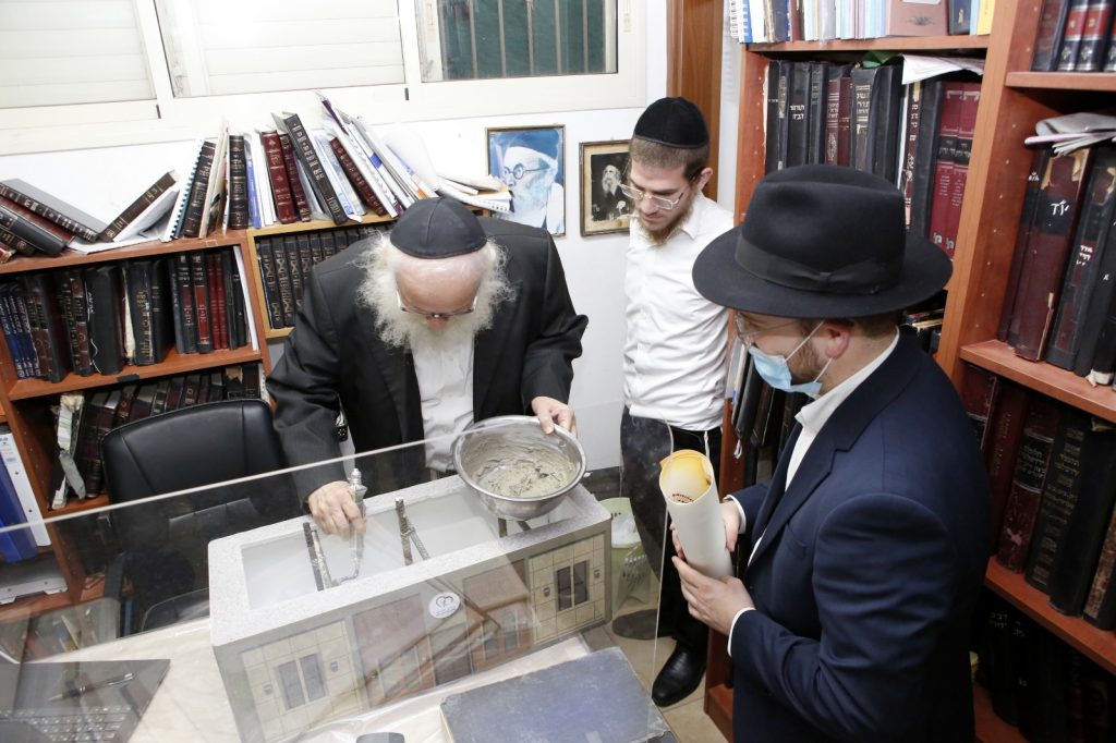 לראשונה מאז החלמתו: הנחת אבן הפינה בבית הגר"ח קניבסקי לראשונה מאז החלמתו: הנחת אבן הפינה בבית הגר"ח קניבסקי