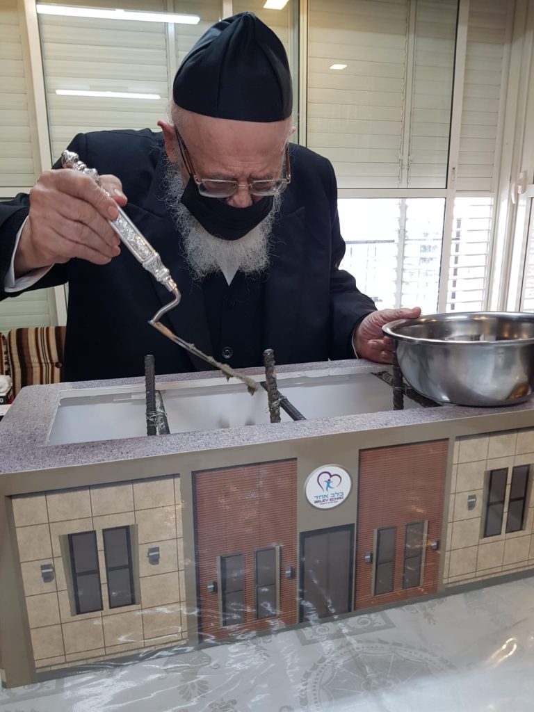 לראשונה מאז החלמתו: הנחת אבן הפינה בבית הגר"ח קניבסקי לראשונה מאז החלמתו: הנחת אבן הפינה בבית הגר"ח קניבסקי