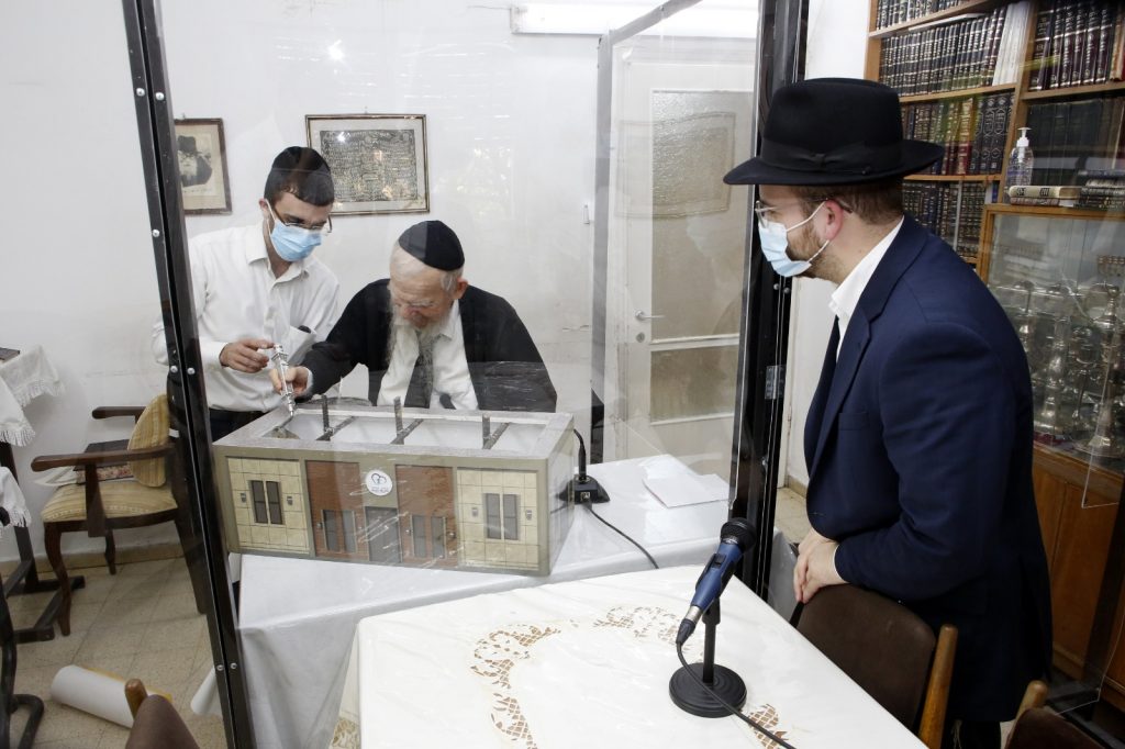 לראשונה מאז החלמתו: הנחת אבן הפינה בבית הגר"ח קניבסקי לראשונה מאז החלמתו: הנחת אבן הפינה בבית הגר"ח קניבסקי