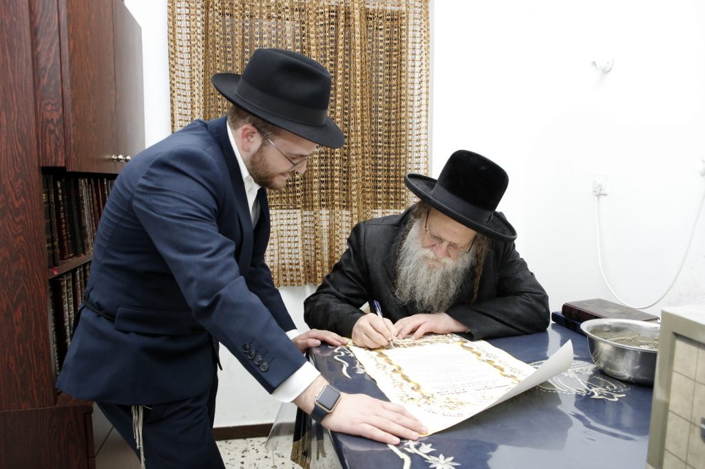 לראשונה מאז החלמתו: הנחת אבן הפינה בבית הגר"ח קניבסקי לראשונה מאז החלמתו: הנחת אבן הפינה בבית הגר"ח קניבסקי