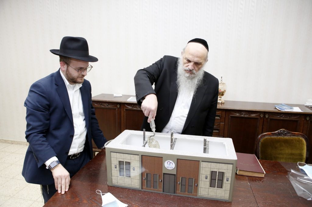 לראשונה מאז החלמתו: הנחת אבן הפינה בבית הגר"ח קניבסקי לראשונה מאז החלמתו: הנחת אבן הפינה בבית הגר"ח קניבסקי