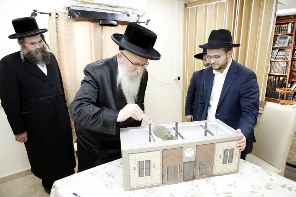 לראשונה מאז החלמתו: הנחת אבן הפינה בבית הגר"ח קניבסקי לראשונה מאז החלמתו: הנחת אבן הפינה בבית הגר"ח קניבסקי