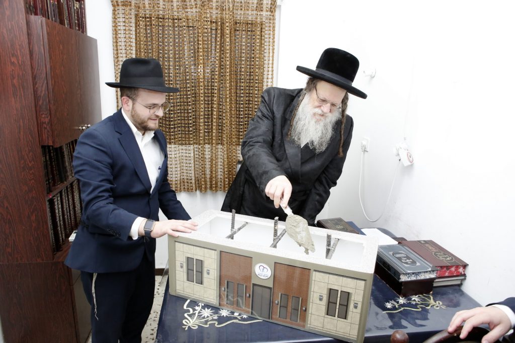 לראשונה מאז החלמתו: הנחת אבן הפינה בבית הגר"ח קניבסקי לראשונה מאז החלמתו: הנחת אבן הפינה בבית הגר"ח קניבסקי