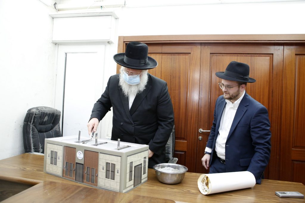 לראשונה מאז החלמתו: הנחת אבן הפינה בבית הגר"ח קניבסקי לראשונה מאז החלמתו: הנחת אבן הפינה בבית הגר"ח קניבסקי