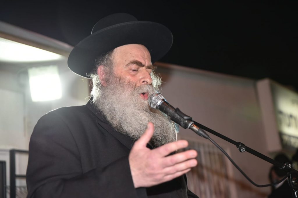 עצרת אלפים של חסידי גור באשדוד: בעקבות הפגיעה בכ"ק האדמו"ר