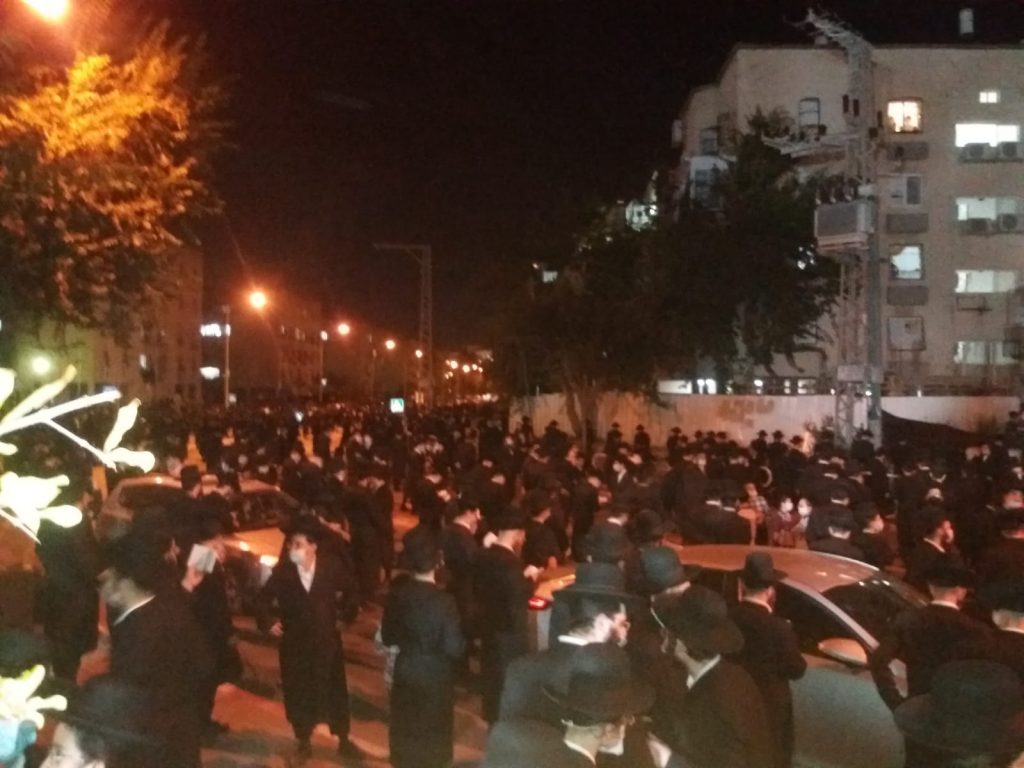 עצרת אלפים של חסידי גור באשדוד: בעקבות הפגיעה בכ"ק האדמו"ר