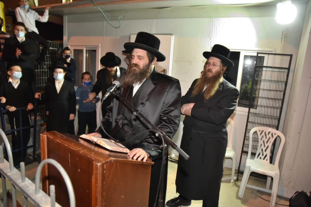 עצרת אלפים של חסידי גור באשדוד: בעקבות הפגיעה בכ"ק האדמו"ר