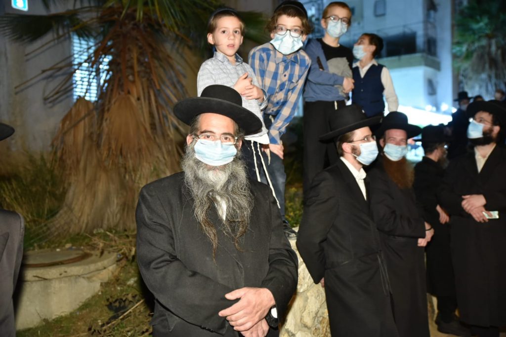 עצרת אלפים של חסידי גור באשדוד: בעקבות הפגיעה בכ"ק האדמו"ר