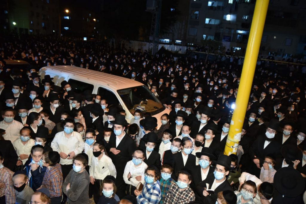 עצרת אלפים של חסידי גור באשדוד: בעקבות הפגיעה בכ"ק האדמו"ר