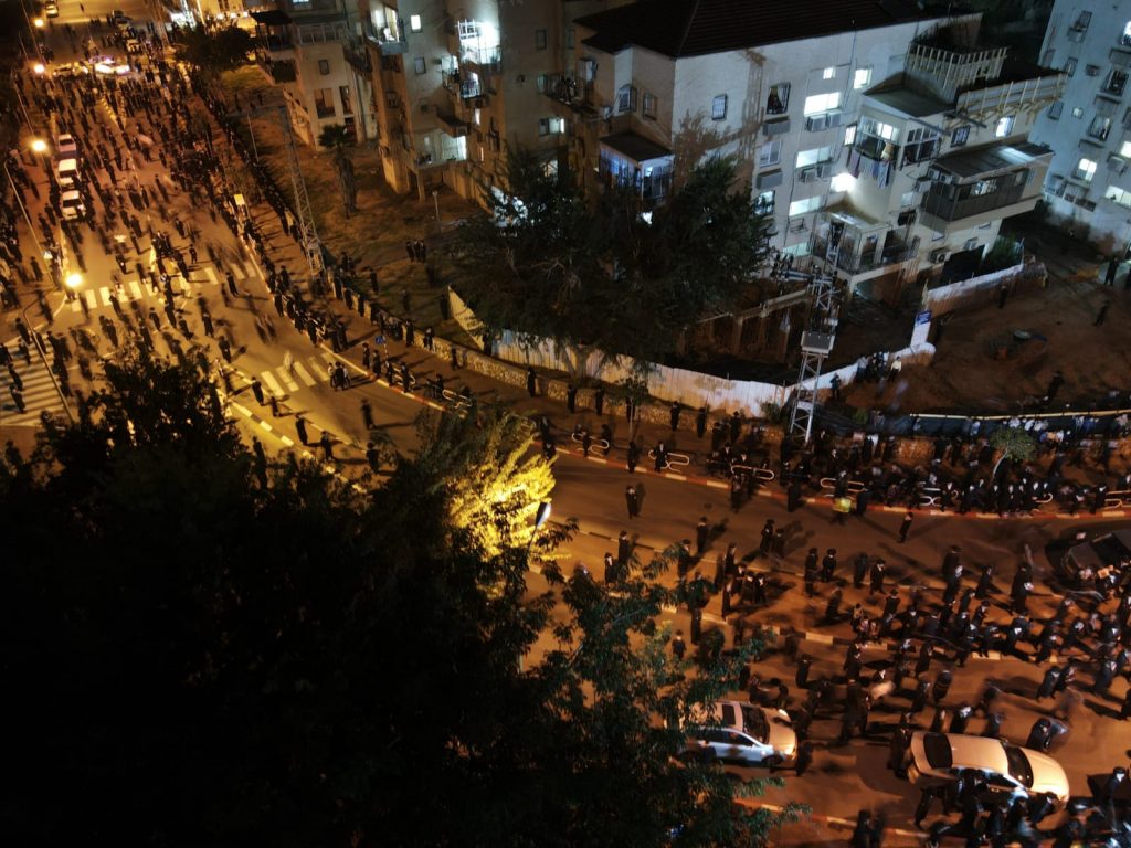 עצרת אלפים של חסידי גור באשדוד: בעקבות הפגיעה בכ"ק האדמו"ר