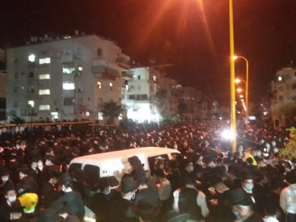 עצרת אלפים של חסידי גור באשדוד: בעקבות הפגיעה בכ"ק האדמו"ר