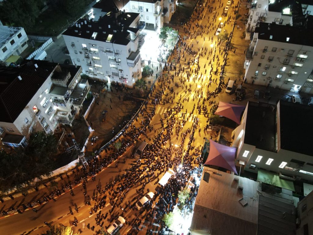 עצרת אלפים של חסידי גור באשדוד: בעקבות הפגיעה בכ"ק האדמו"ר