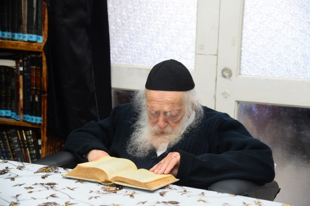 ילדי 'באר יהושע' קיבלו סוכריה משר התורה • תיעוד