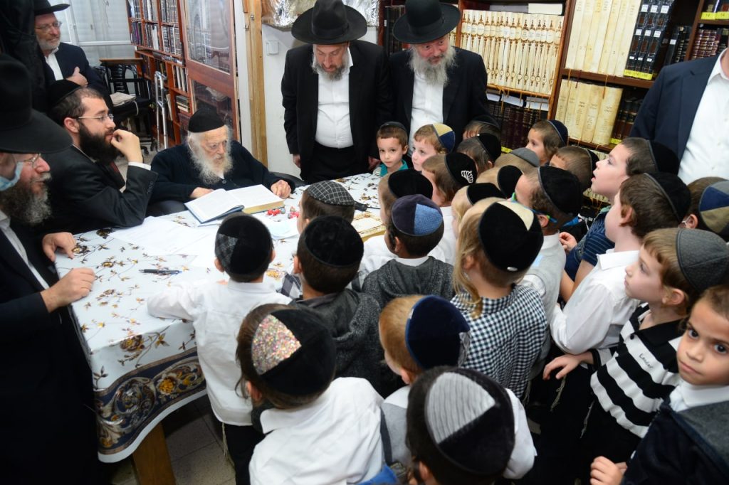 ילדי 'באר יהושע' קיבלו סוכריה משר התורה • תיעוד