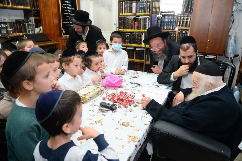 ילדי 'באר יהושע' קיבלו סוכריה משר התורה • תיעוד