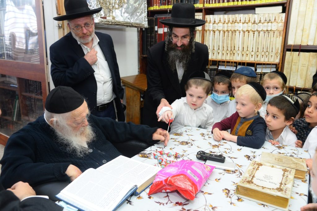 ילדי 'באר יהושע' קיבלו סוכריה משר התורה • תיעוד