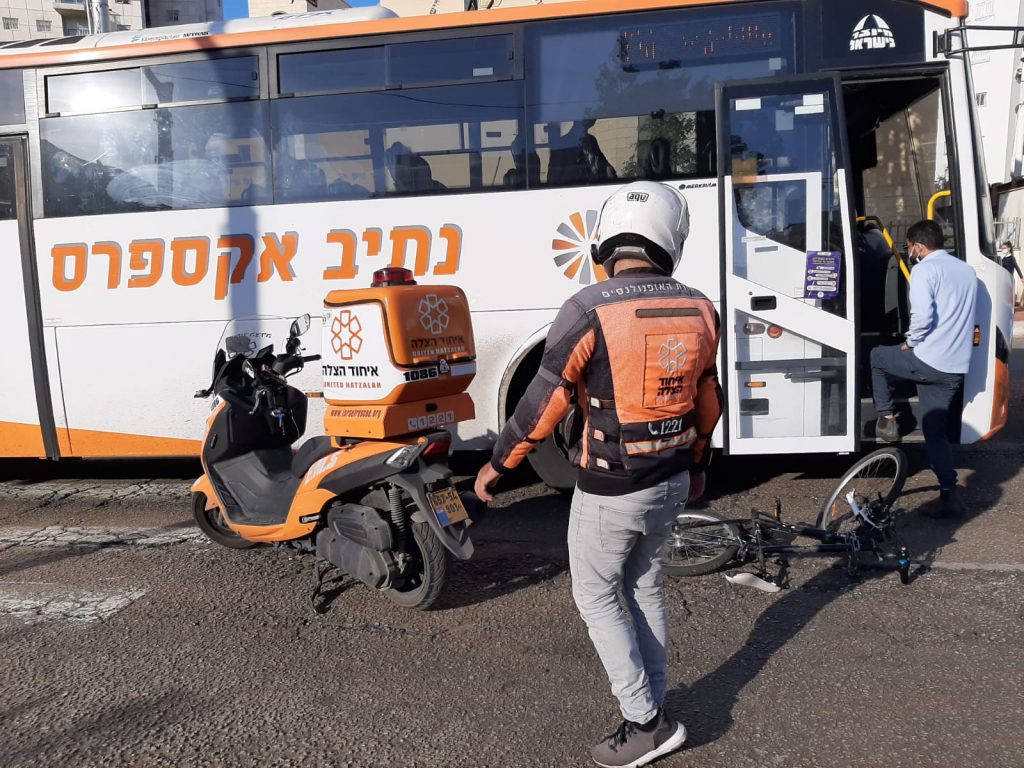 רוכב אופניים נפצע בינוני בתאונה עם אוטובוס בבני ברק