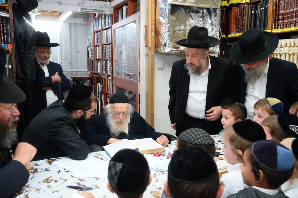 ילדי 'באר יהושע' קיבלו סוכריה משר התורה • תיעוד