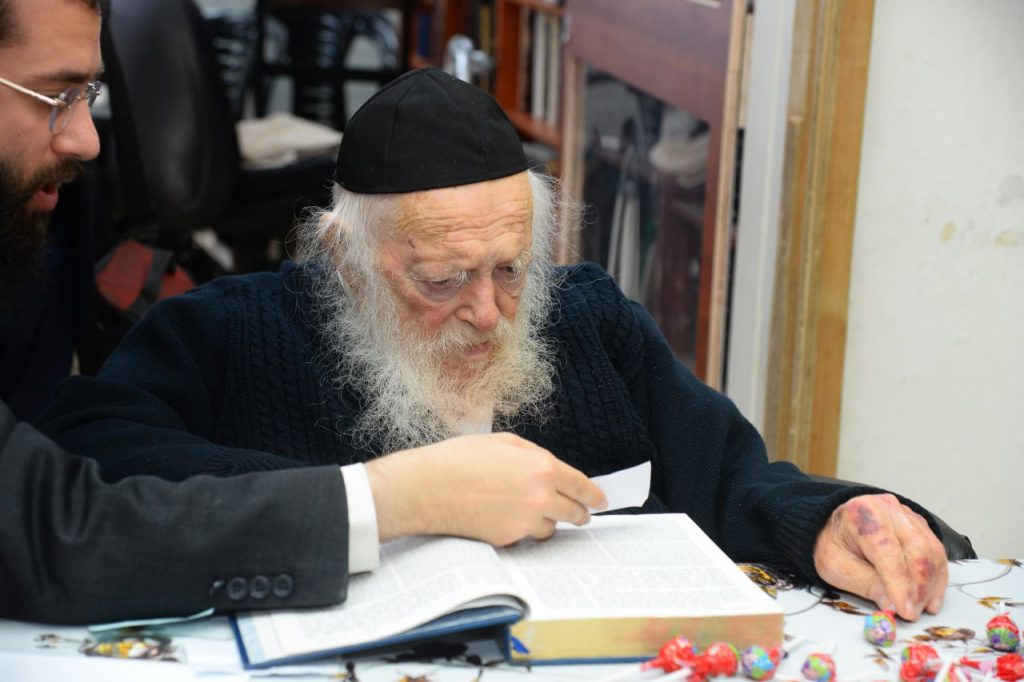 ילדי 'באר יהושע' קיבלו סוכריה משר התורה • תיעוד