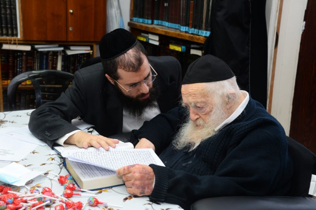 ילדי 'באר יהושע' קיבלו סוכריה משר התורה • תיעוד