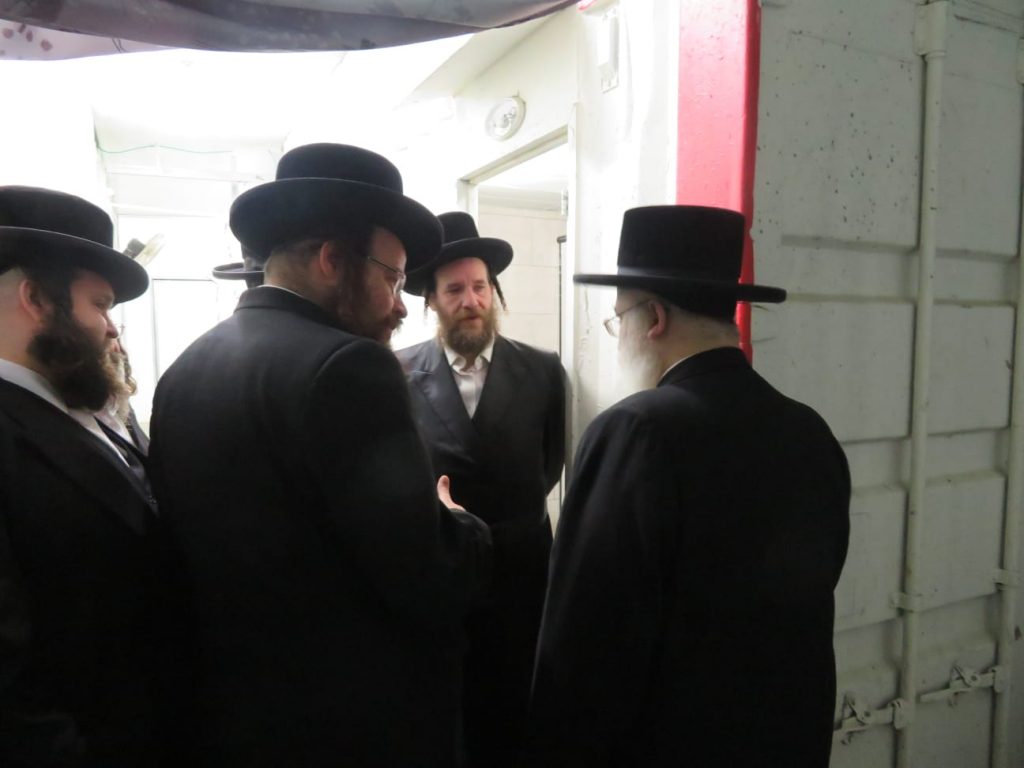 גלריה: אב"ד ויז׳ניץ אלעד בסיור בהיכל הישיבה ובמקווה הטהרה החדש