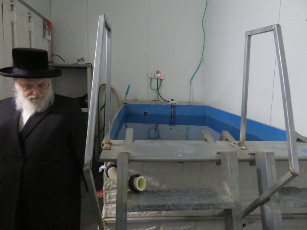 גלריה: אב"ד ויז׳ניץ אלעד בסיור בהיכל הישיבה ובמקווה הטהרה החדש