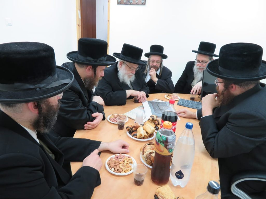 גלריה: אב"ד ויז׳ניץ אלעד בסיור בהיכל הישיבה ובמקווה הטהרה החדש