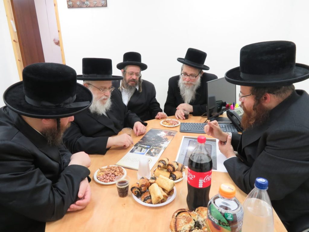 גלריה: אב"ד ויז׳ניץ אלעד בסיור בהיכל הישיבה ובמקווה הטהרה החדש