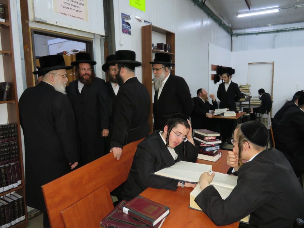 גלריה: אב"ד ויז׳ניץ אלעד בסיור בהיכל הישיבה ובמקווה הטהרה החדש