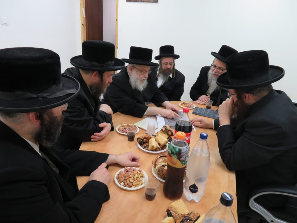 גלריה: אב"ד ויז׳ניץ אלעד בסיור בהיכל הישיבה ובמקווה הטהרה החדש