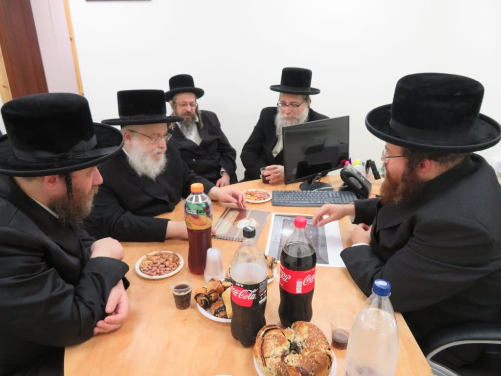 גלריה: אב"ד ויז׳ניץ אלעד בסיור בהיכל הישיבה ובמקווה הטהרה החדש