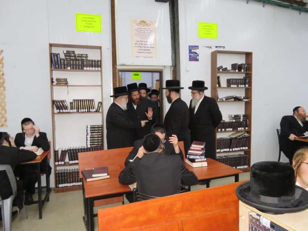 גלריה: אב"ד ויז׳ניץ אלעד בסיור בהיכל הישיבה ובמקווה הטהרה החדש