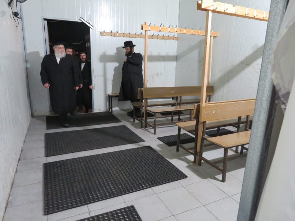 גלריה: אב"ד ויז׳ניץ אלעד בסיור בהיכל הישיבה ובמקווה הטהרה החדש