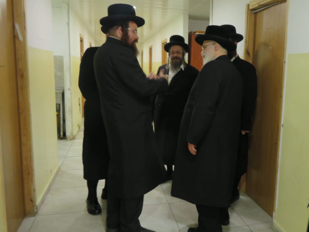 גלריה: אב"ד ויז׳ניץ אלעד בסיור בהיכל הישיבה ובמקווה הטהרה החדש