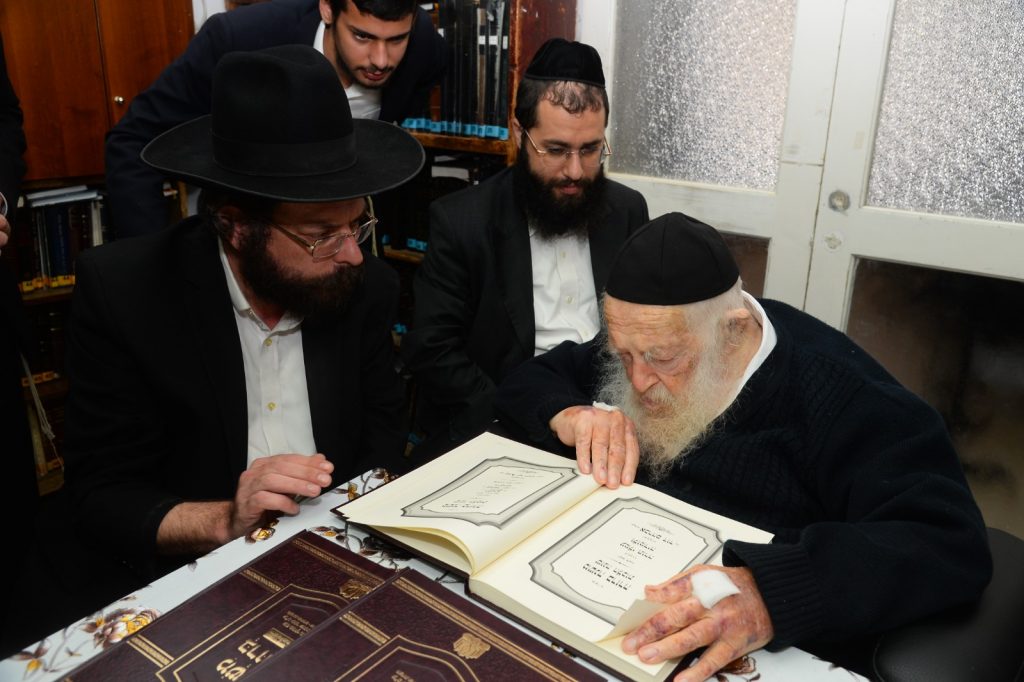 תיעוד: הגר"ח קניבסקי קיבל את "משנה ברורה שונה הלכות" תיעוד: הגר"ח קניבסקי קיבל את "משנה ברורה שונה הלכות"