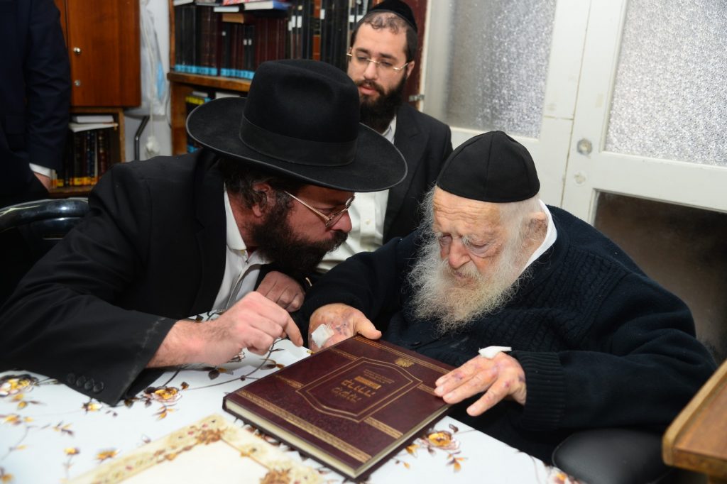 תיעוד: הגר"ח קניבסקי קיבל את "משנה ברורה שונה הלכות" תיעוד: הגר"ח קניבסקי קיבל את "משנה ברורה שונה הלכות"