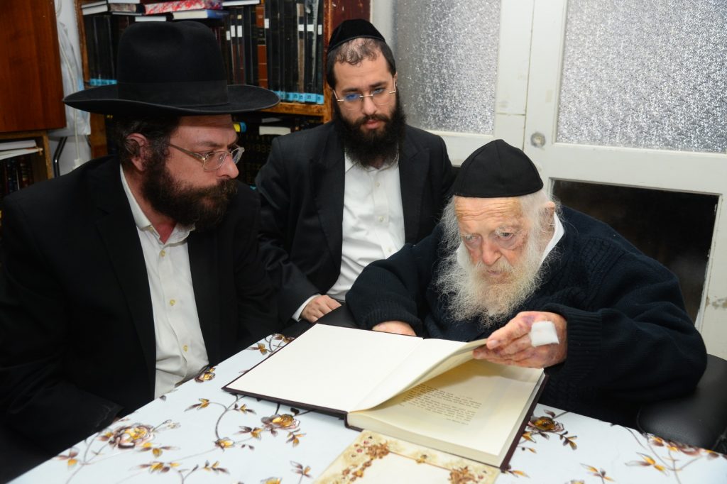 תיעוד: הגר"ח קניבסקי קיבל את "משנה ברורה שונה הלכות" תיעוד: הגר"ח קניבסקי קיבל את "משנה ברורה שונה הלכות"