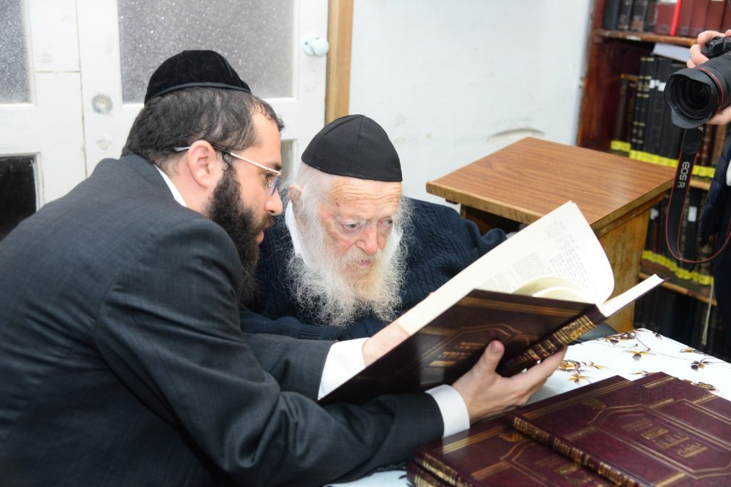 תיעוד: הגר"ח קניבסקי קיבל את "משנה ברורה שונה הלכות" תיעוד: הגר"ח קניבסקי קיבל את "משנה ברורה שונה הלכות"